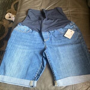 Maternity mid thigh shorts with band